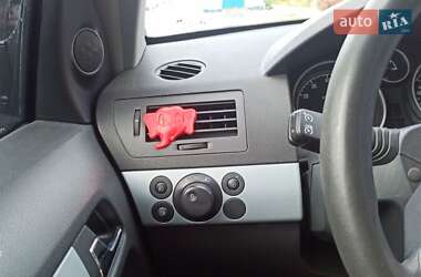 Хэтчбек Opel Astra 2005 в 