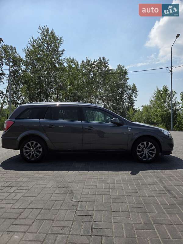 Универсал Opel Astra 2010 в Днепре