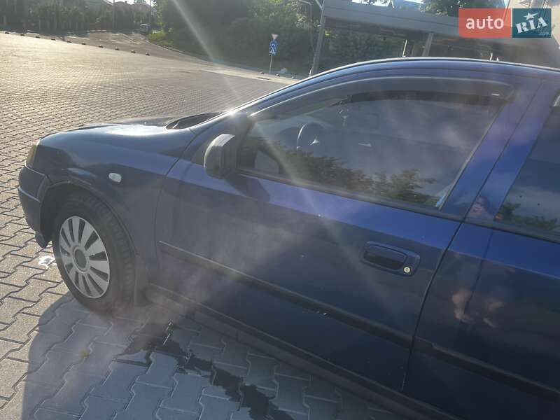 Седан Opel Astra 2004 в Золочеве