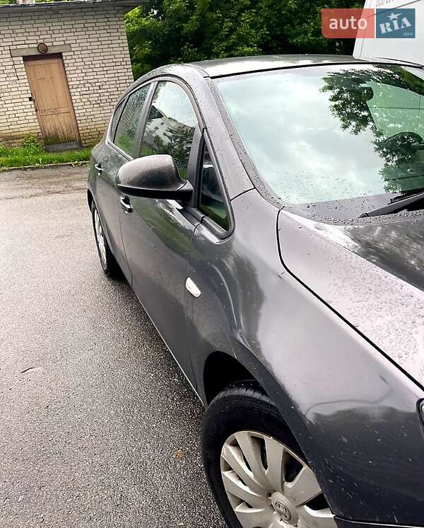 Хэтчбек Opel Astra 2013 в Фастове