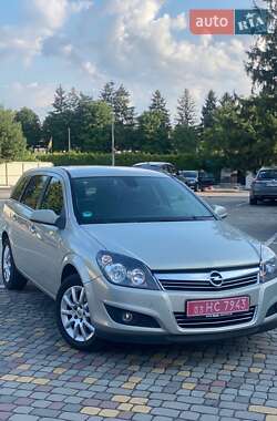 Универсал Opel Astra 2010 в Луцке
