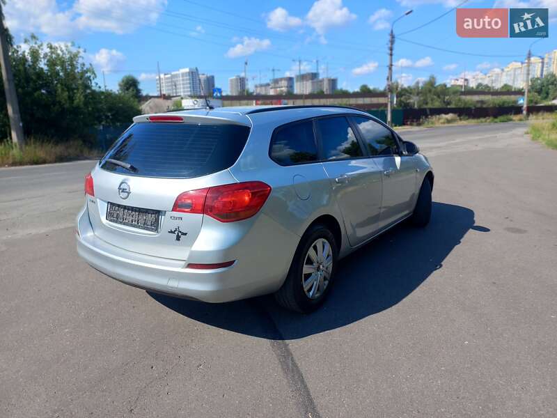 Универсал Opel Astra 2011 в Киеве