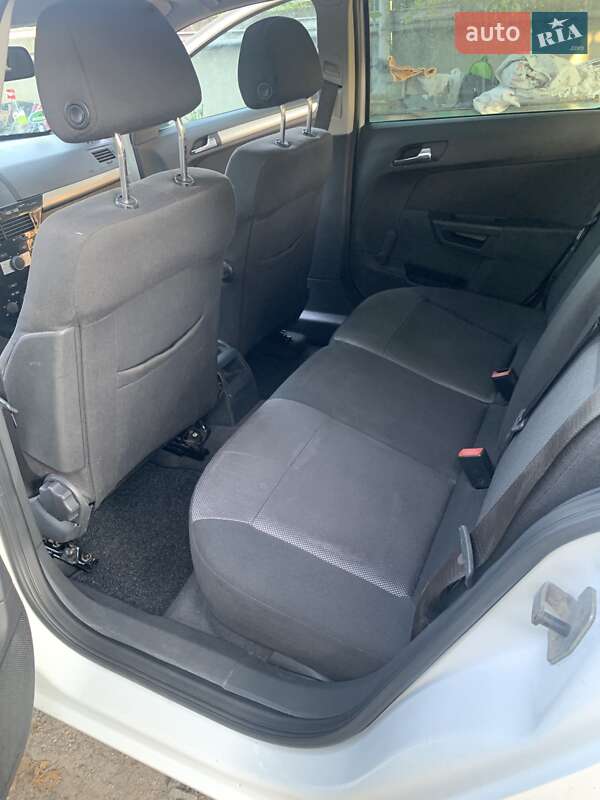 Универсал Opel Astra 2010 в Павлограде