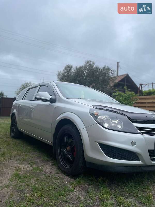 Универсал Opel Astra 2013 в Дымере