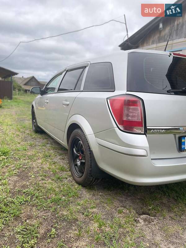 Универсал Opel Astra 2013 в Дымере