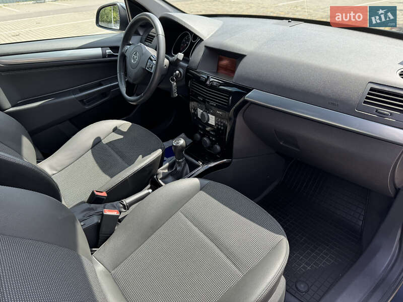 Универсал Opel Astra 2010 в Луцке