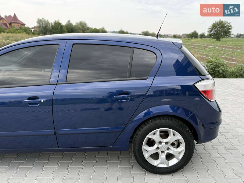 Хэтчбек Opel Astra 2006 в Черновцах