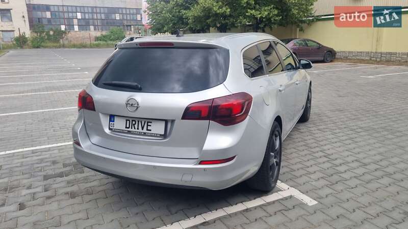 Універсал Opel Astra 2014 в Луцьку