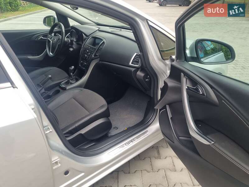 Універсал Opel Astra 2014 в Луцьку