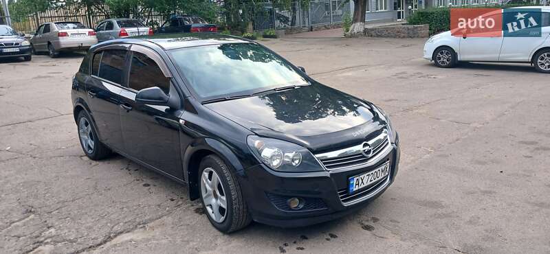 Хэтчбек Opel Astra 2012 в 
