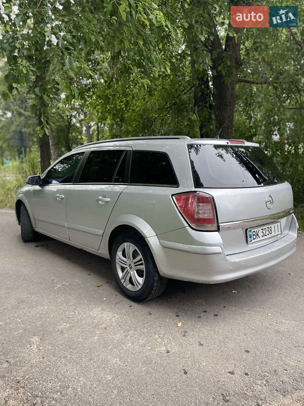 Универсал Opel Astra 2005 в Ровно