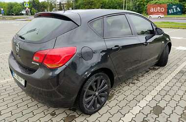 Хэтчбек Opel Astra 2011 в 