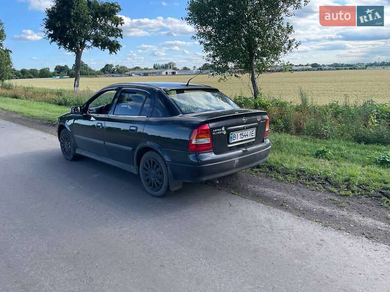 Седан Opel Astra 2006 в Хороле