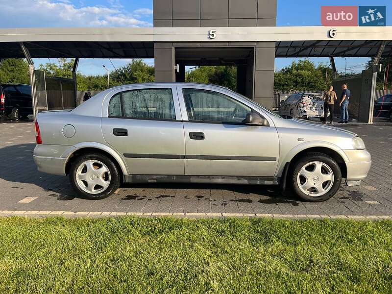 Седан Opel Astra 2005 в Ужгороде