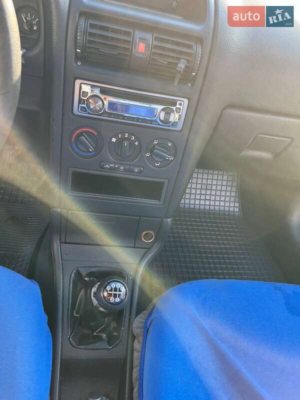 Седан Opel Astra 2005 в Ужгороде