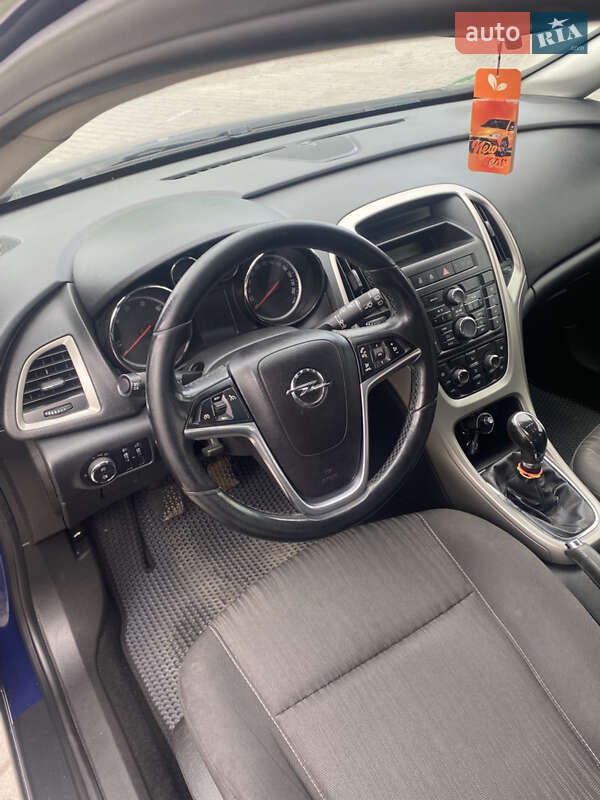 Универсал Opel Astra 2011 в Ивано-Франковске