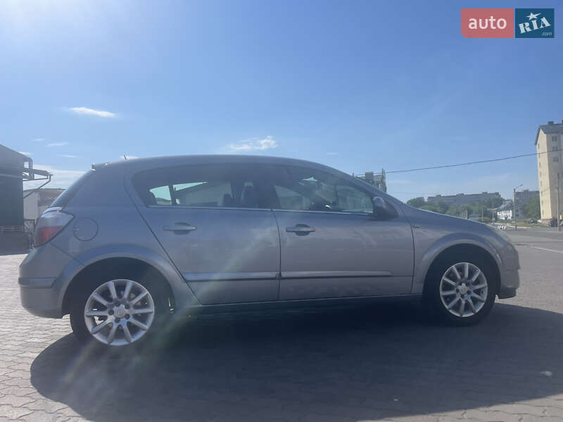 Хэтчбек Opel Astra 2005 в Стрые