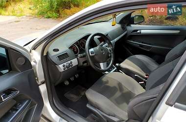 Хэтчбек Opel Astra 2004 в 