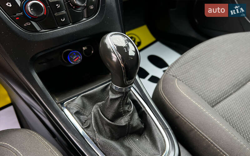 Универсал Opel Astra 2012 в Львове