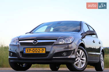 Хэтчбек Opel Astra 2010 в 