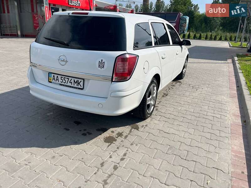 Універсал Opel Astra 2012 в Тернополі