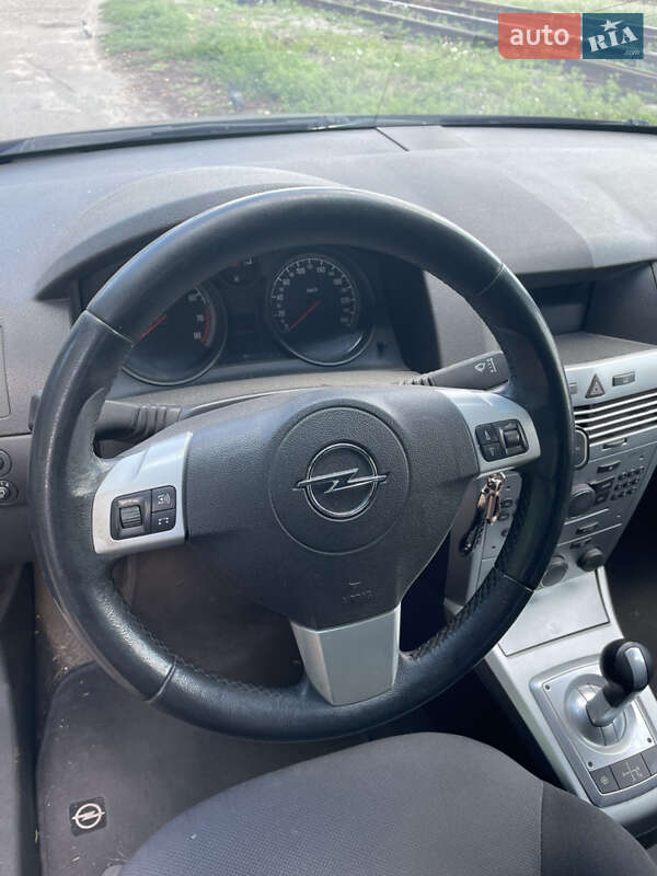 Хэтчбек Opel Astra 2012 в Полтаве