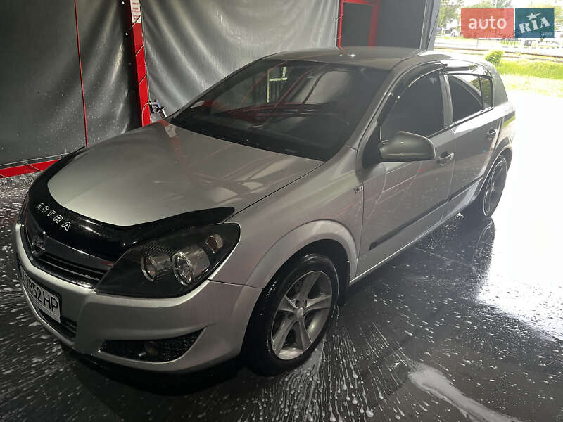 Хэтчбек Opel Astra 2012 в 