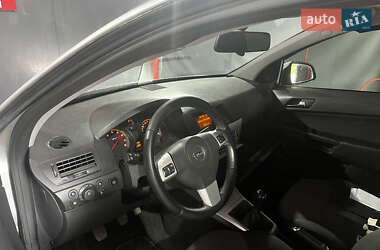 Хэтчбек Opel Astra 2012 в 