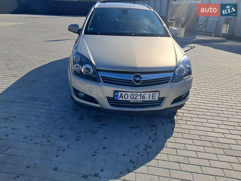 Універсал Opel Astra 2010 в Хусті