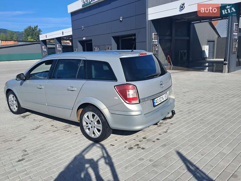 Універсал Opel Astra 2010 в Хусті