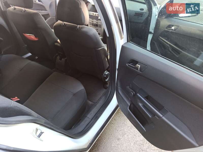 Универсал Opel Astra 2012 в Чернигове