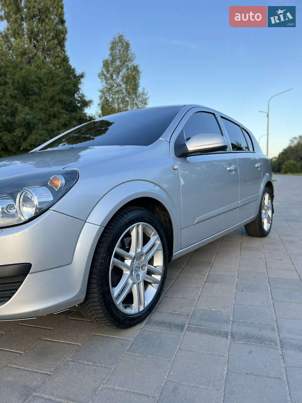 Хетчбек Opel Astra 2006 в Горішніх Плавнях