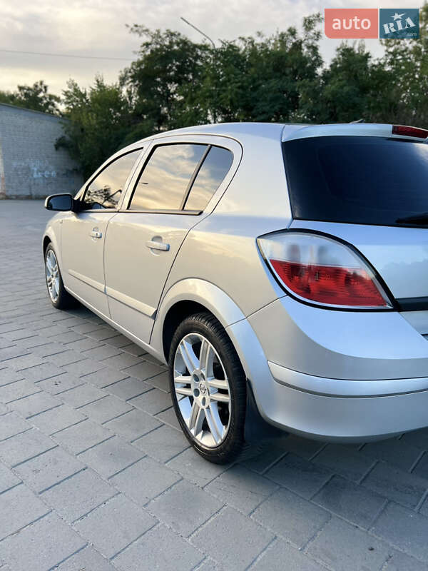 Хетчбек Opel Astra 2006 в Горішніх Плавнях