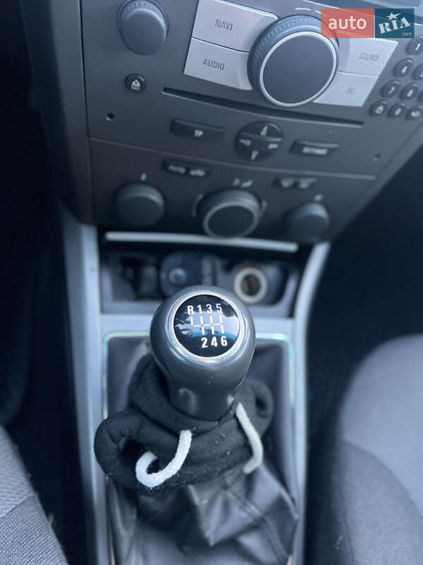 Хетчбек Opel Astra 2006 в Горішніх Плавнях