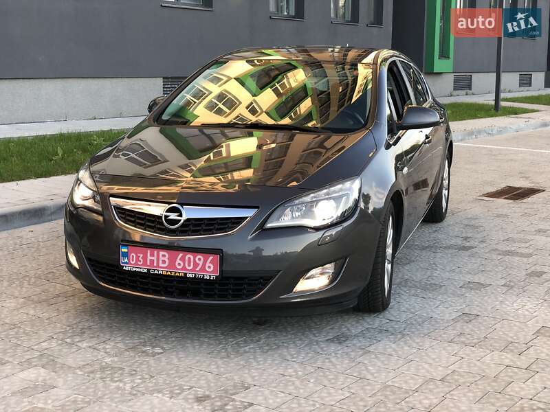 Хэтчбек Opel Astra 2012 в Львове