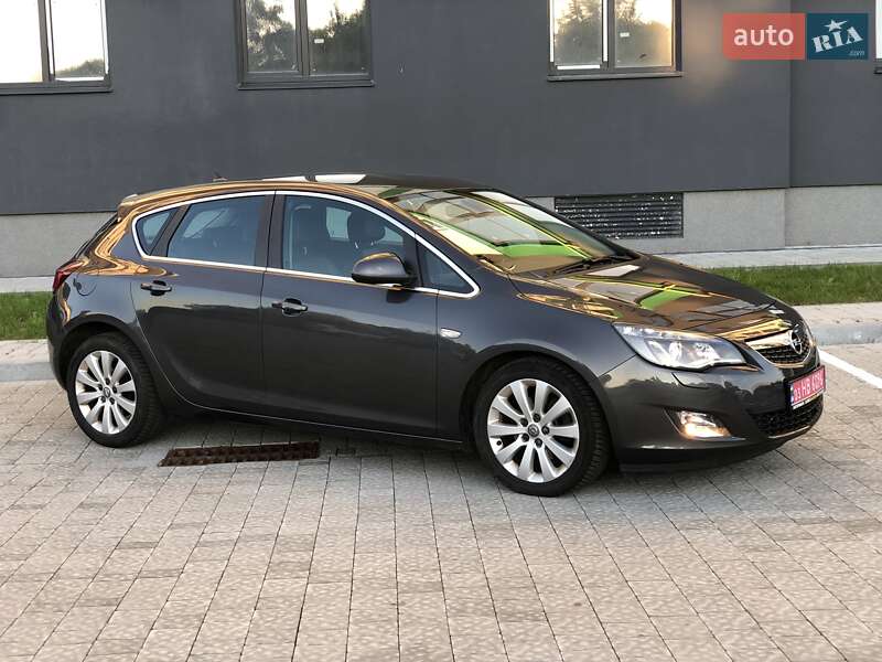 Хэтчбек Opel Astra 2012 в Львове