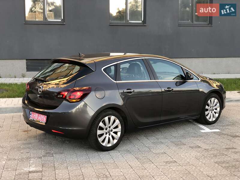 Хэтчбек Opel Astra 2012 в Львове