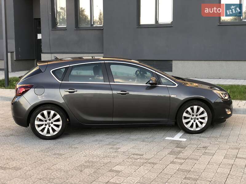 Хэтчбек Opel Astra 2012 в Львове