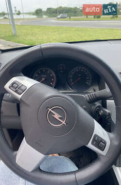 Универсал Opel Astra 2012 в 
