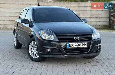Хэтчбек Opel Astra 2005 в 