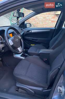 Хэтчбек Opel Astra 2004 в 