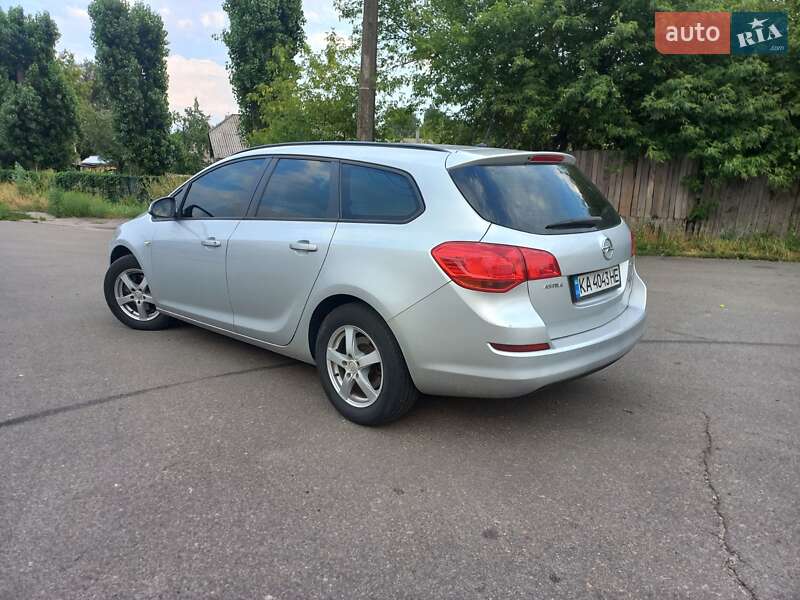 Универсал Opel Astra 2011 в Киеве