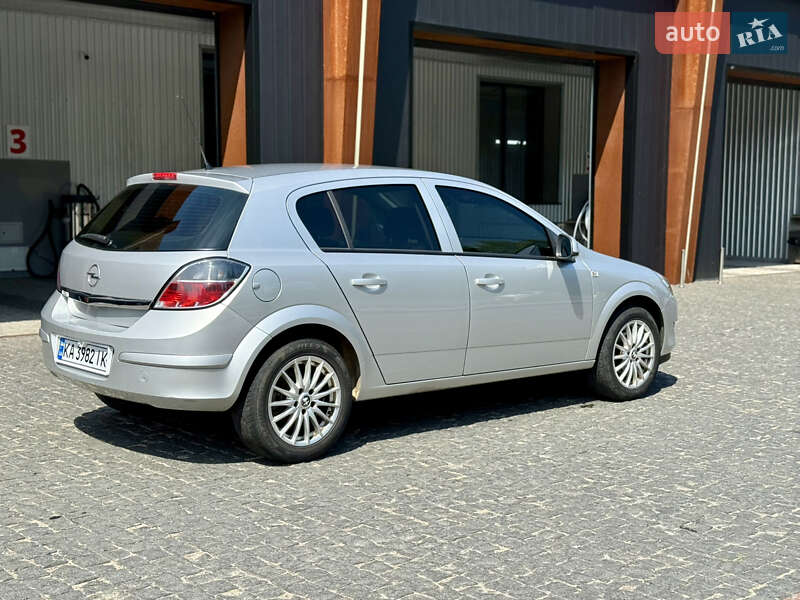 Хэтчбек Opel Astra 2013 в Киеве