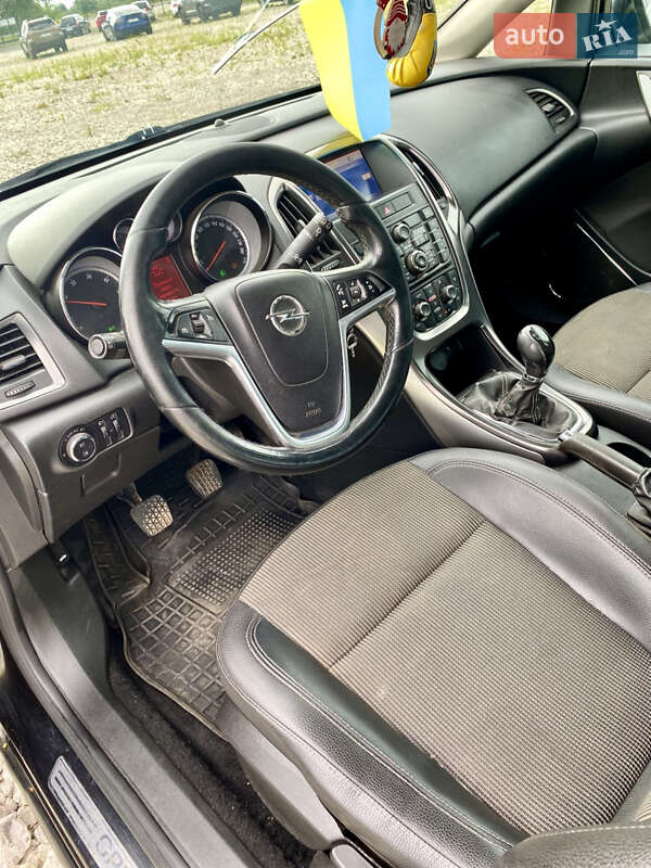 Універсал Opel Astra 2011 в Новояворівську