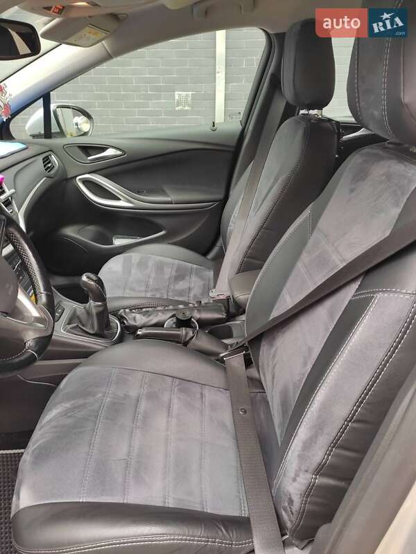 Универсал Opel Astra 2018 в Новояворовске