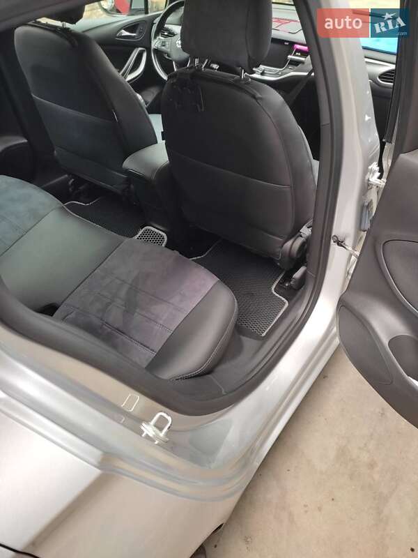 Универсал Opel Astra 2018 в Новояворовске