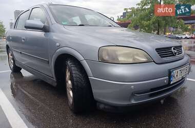 Хэтчбек Opel Astra 2004 в 