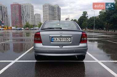 Хэтчбек Opel Astra 2004 в 