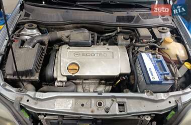 Хэтчбек Opel Astra 2004 в 