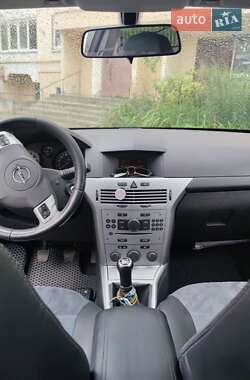 Хэтчбек Opel Astra 2012 в Львове